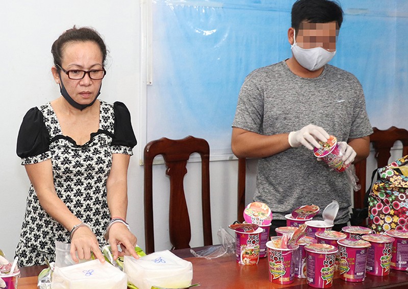 Nguoi phu nu giau 2 kg ma tuy trong thung hu tieu