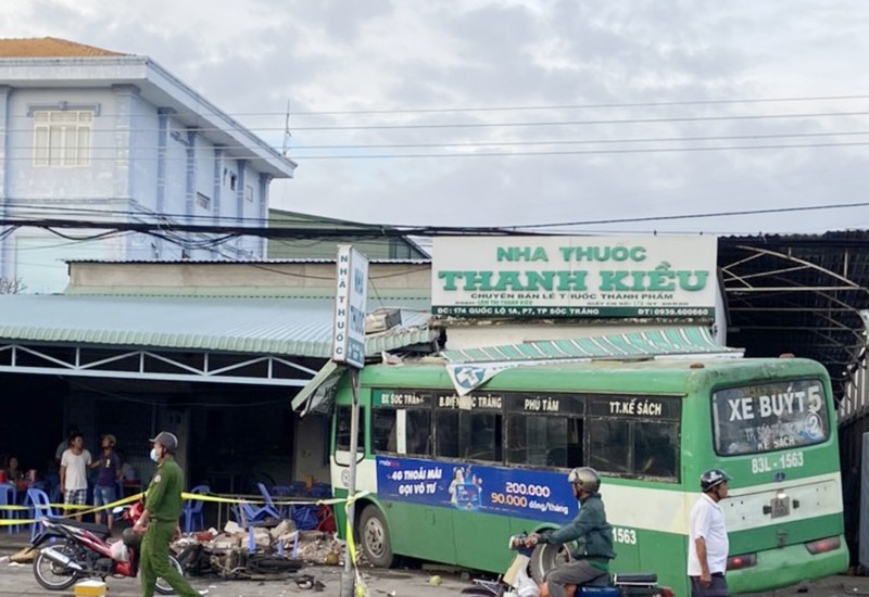 Xe buyt lao vao nha thuoc luc rang sang-Hinh-2