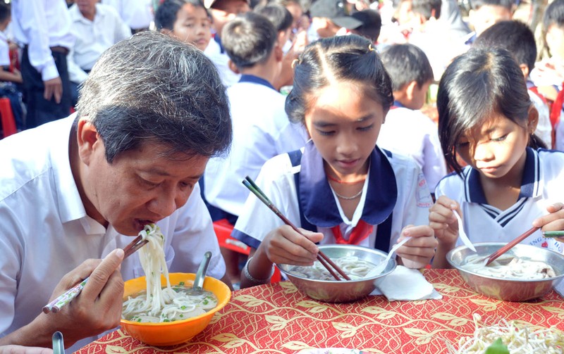 Ong Doan Ngoc Hai bung pho moi nhieu hoc sinh o Ca Mau