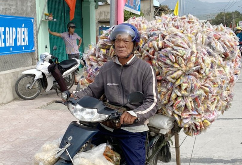 Nguy trang thuoc la lau trong chum bap rang