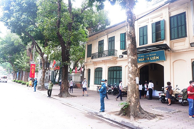 Sau 3 thang nghi dich COVID-19, hang nghin hoc sinh Ha Noi tro lai truong-Hinh-6