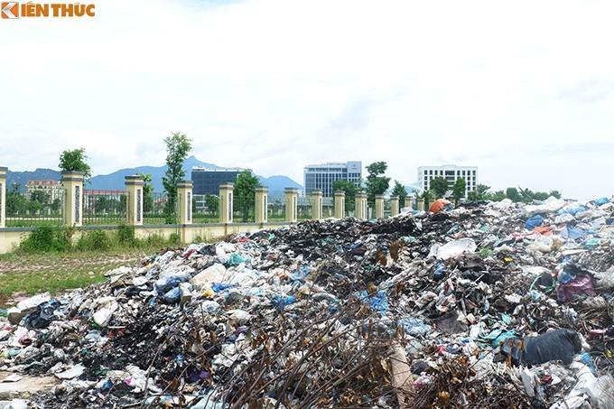 Bai rac “khong lo” gan quang truong Hoa Binh khong dung quy hoach-Hinh-2