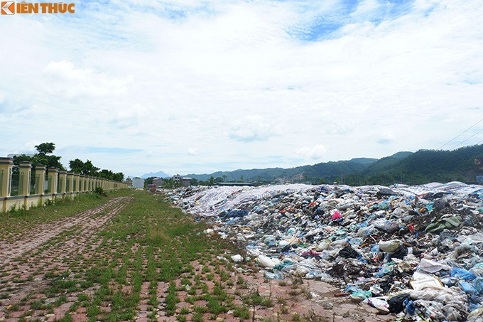 Bai rac “khong lo” gan quang truong Hoa Binh khong dung quy hoach