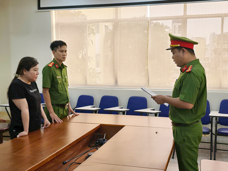 TPHCM: Bat doi tuong xa hon 7.700 tan xi nhom ra moi truong