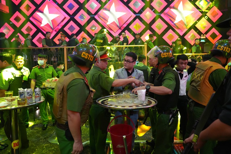 TP Phan Thiết: 42 người dương tính ma túy tại quán bar - Paris Night Club - Hình 3 TP Phan Thiet: 42 nguoi duong tinh ma tuy tai quan bar - Paris Night Club-Hinh-3