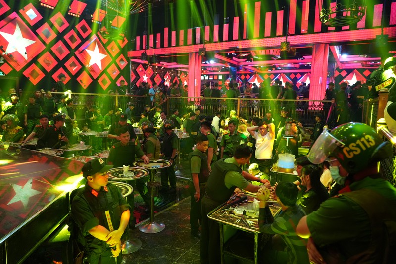 TP Phan Thiết: 42 người dương tính ma túy tại quán bar - Paris Night Club TP Phan Thiet: 42 nguoi duong tinh ma tuy tai quan bar - Paris Night Club