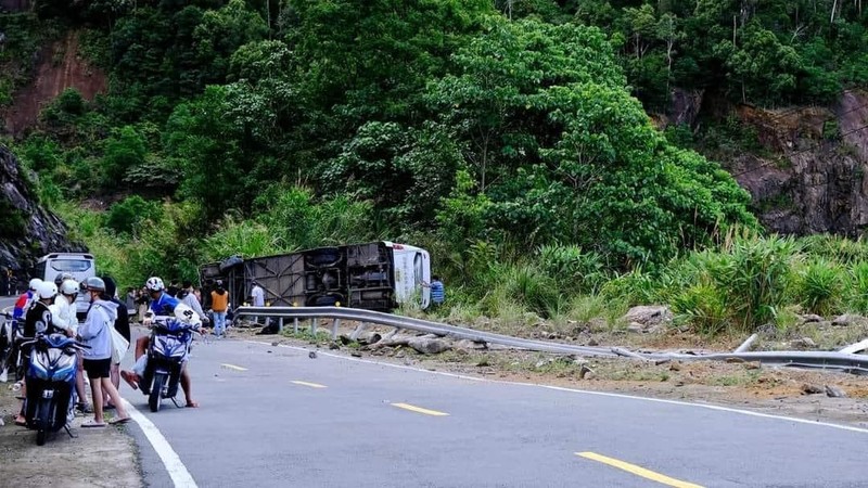 Du khach nuoc ngoai bi thuong do tai nan lat xe tren deo Khanh Le, gio ra sao?