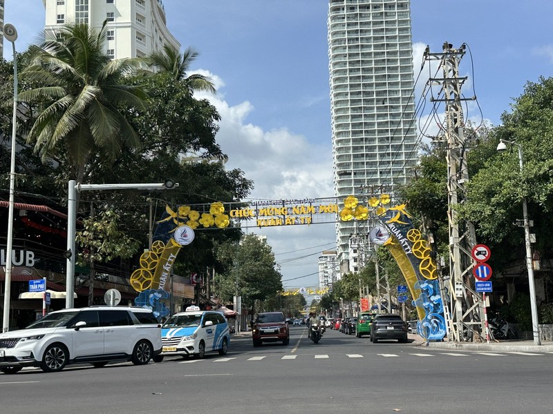 Du khach no nuc voi nang Xuan ve tren pho bien Nha Trang-Hinh-3