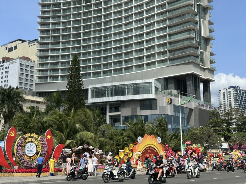 Du khach no nuc voi nang Xuan ve tren pho bien Nha Trang-Hinh-4