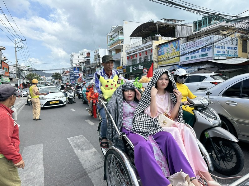 Du khach no nuc voi nang Xuan ve tren pho bien Nha Trang-Hinh-5