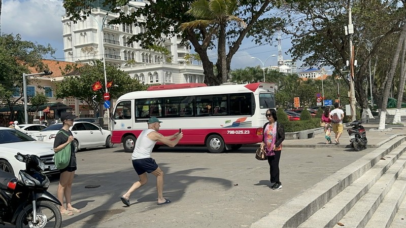 Du khach no nuc voi nang Xuan ve tren pho bien Nha Trang-Hinh-7