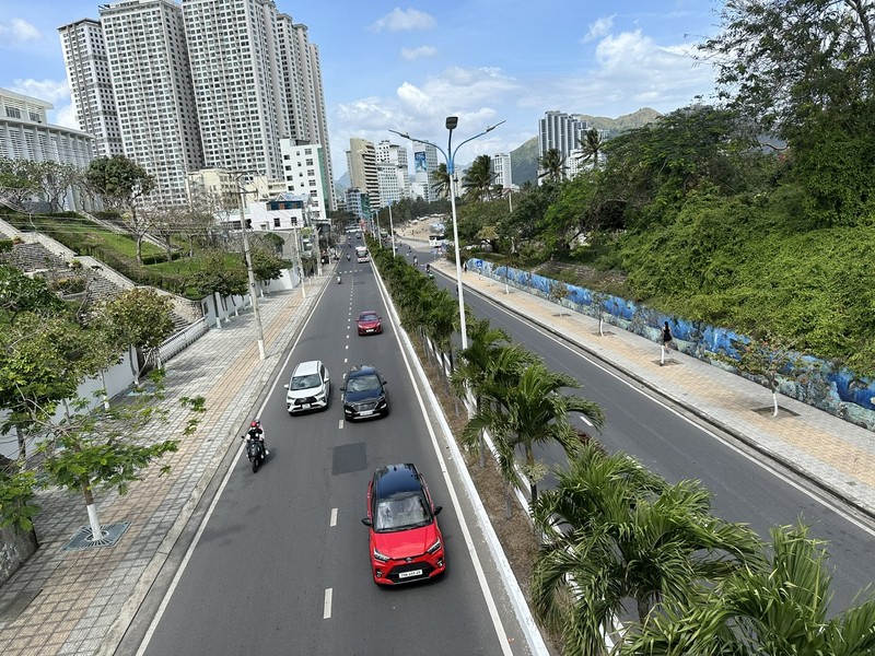 Du khach no nuc voi nang Xuan ve tren pho bien Nha Trang