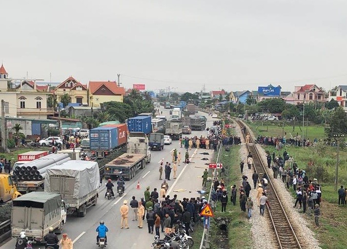 Xe tai dam doan nguoi o Hai Duong: 8 nan nhan deu la can bo xa