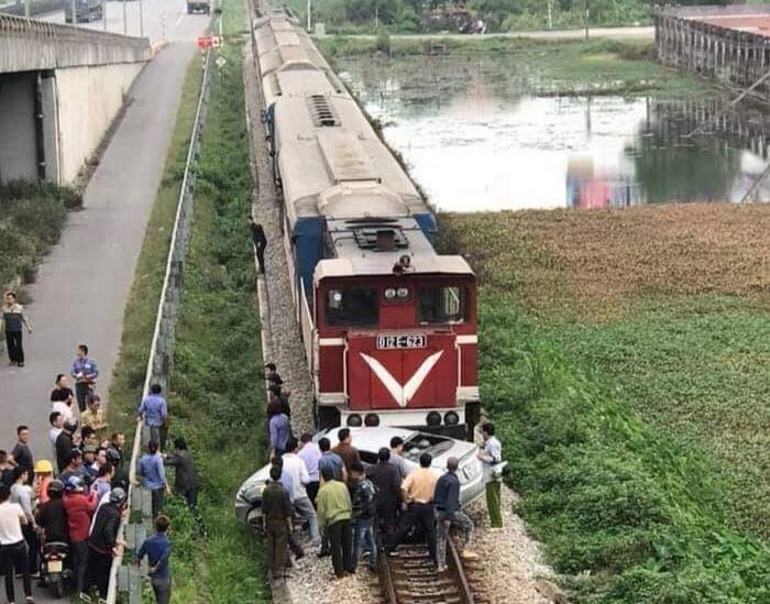 O to bi tau hoa dam o Hai Duong: Di dua dau ve thi gap nan