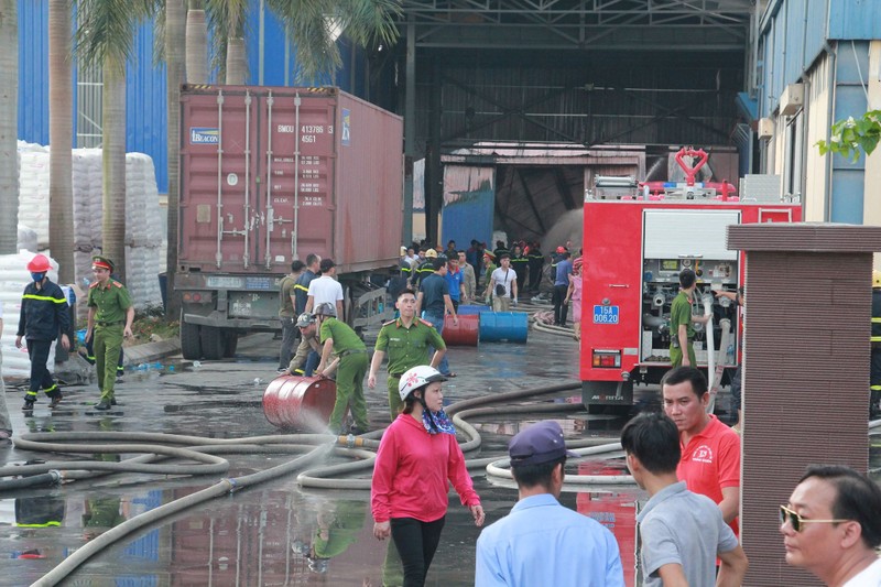 Chay kho chua nhua giua ngay nong 'dinh', hang tram chien si PCCC cuu hoa thanh cong-Hinh-8