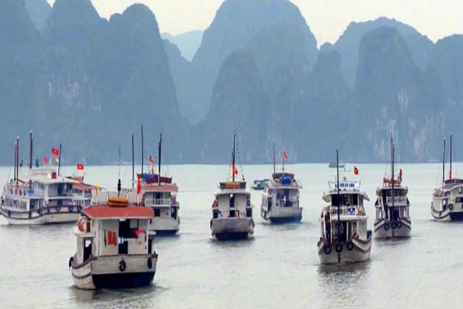 Thuyen vien quay len khach nu du khach dang tam o Ha Long