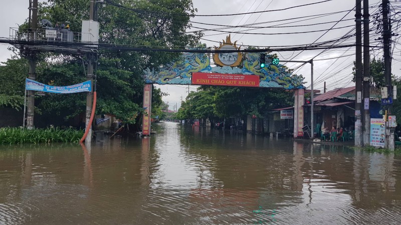 Tin moi nhat bao so 3: Hai Duong ngap lut nang, Hai Phong cay xanh bat goc hang loat-Hinh-27