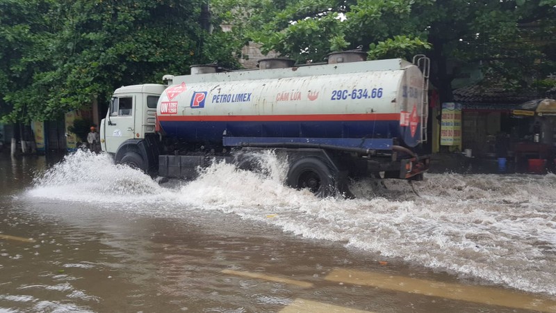 Tin moi nhat bao so 3: Hai Duong ngap lut nang, Hai Phong cay xanh bat goc hang loat