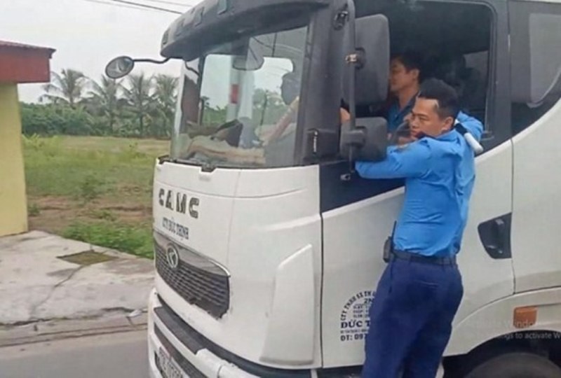 Thanh tra Giao thông bám cửa ôtô quãng đường hơn 3km Thanh tra Giao thong bam cua oto quang duong hon 3km