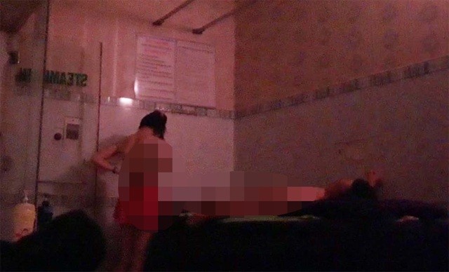 Tiep vien chieu khach toi ben o dong massage kich duc, karaoke: Phoi bay su that