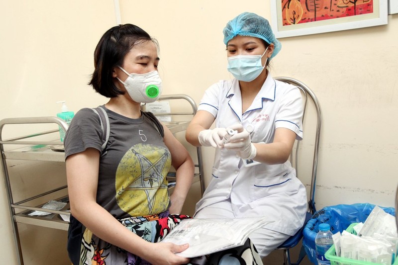 Tiem vaccine COVID-19 o Benh vien E va cac diem: Ha Noi nen bo tri nguoi giu trat tu, bao dam gian cach