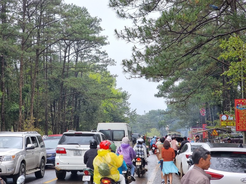 Kon Tum: Mang Den “ket cung” ngay mung 4 Tet du thoi tiet mua lanh-Hinh-5