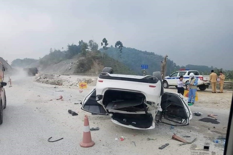 Dam vao go chan, Madza6 lat ngua giua duong cao toc Noi Bai - Lao Cai