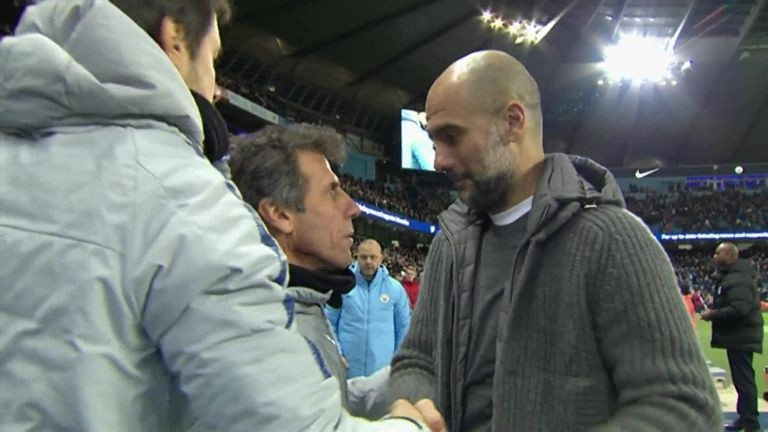 Pep Guardiola bao ve Maurizio Sarri sau khi Manchester City 'vui dap' Chelsea-Hinh-2