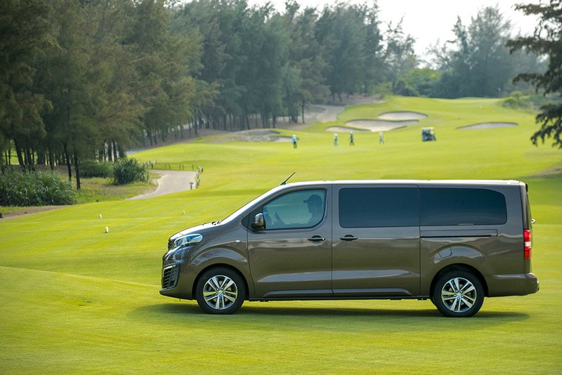 Phan khuc MPV cao cap: Peugeot Traveller co khien Mercedes boi roi?-Hinh-10