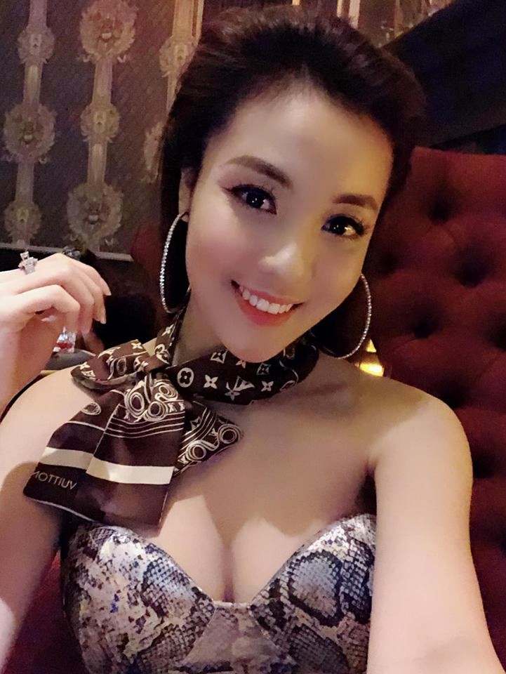 Cach an mac goi cam nhuc mat cua nu giang vien sexy Au Ha My-Hinh-4