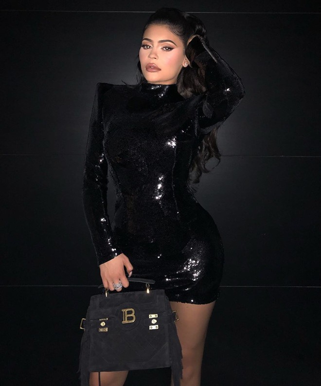 Nu ty phu Kylie Jenner khoe dang dong ho cat va gu thoi trang boc lua-Hinh-2