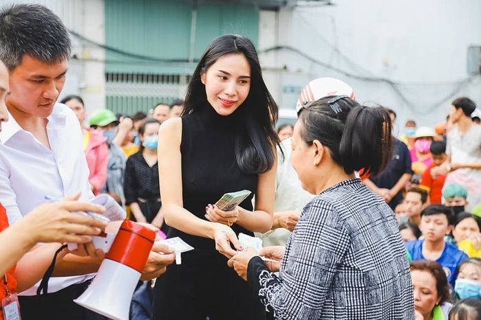 Nhung trang phuc gian di cua Thuy Tien trong moi lan tu thien-Hinh-11