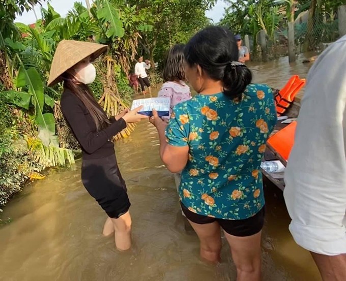 Nhung trang phuc gian di cua Thuy Tien trong moi lan tu thien-Hinh-2