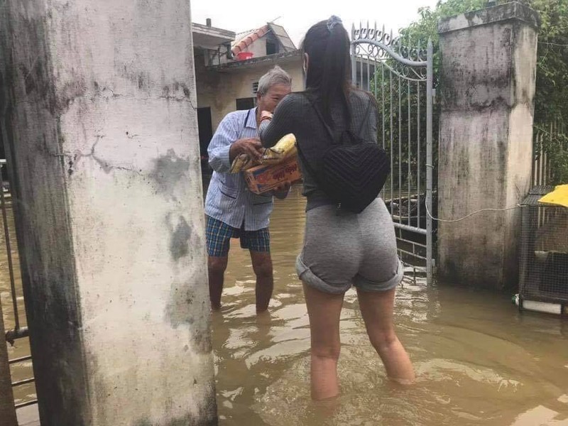 Nhung trang phuc gian di cua Thuy Tien trong moi lan tu thien-Hinh-5