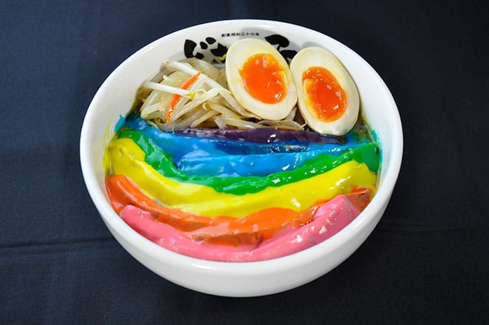 Bat ngo voi mon mi ramen cau vong dang gay sot o Nhat-Hinh-3