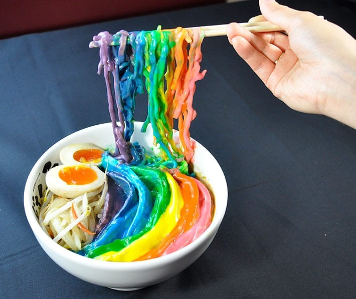 Bat ngo voi mon mi ramen cau vong dang gay sot o Nhat-Hinh-4