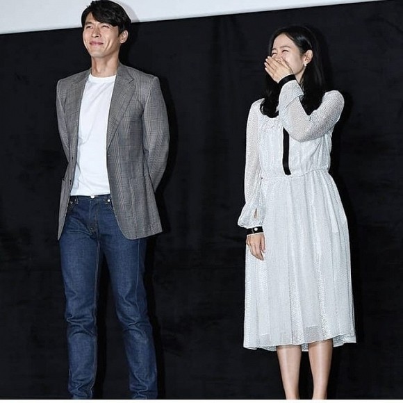 Nhung lan Hyun Bin va Son Ye Jin dien trang phuc dong dieu-Hinh-10