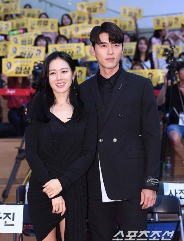 Nhung lan Hyun Bin va Son Ye Jin dien trang phuc dong dieu-Hinh-2