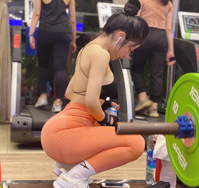 Bi kip voc dang nong bong cua hot girl phong gym Pham Hong Nhung-Hinh-10