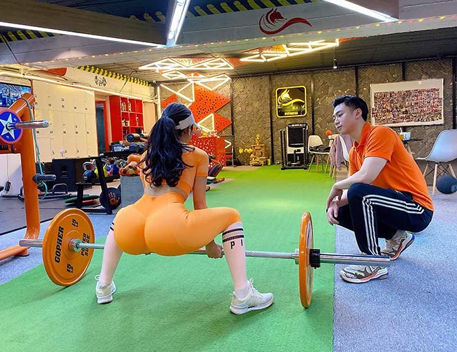 Bi kip voc dang nong bong cua hot girl phong gym Pham Hong Nhung-Hinh-4