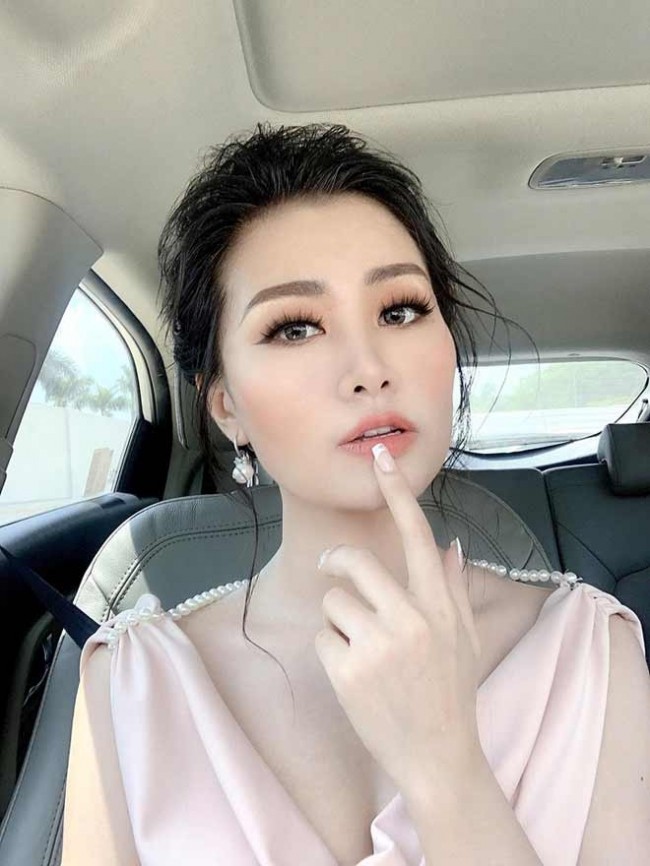 Nu giang vien xinh dep xu Nghe gay sot vi an mac goi cam-Hinh-6