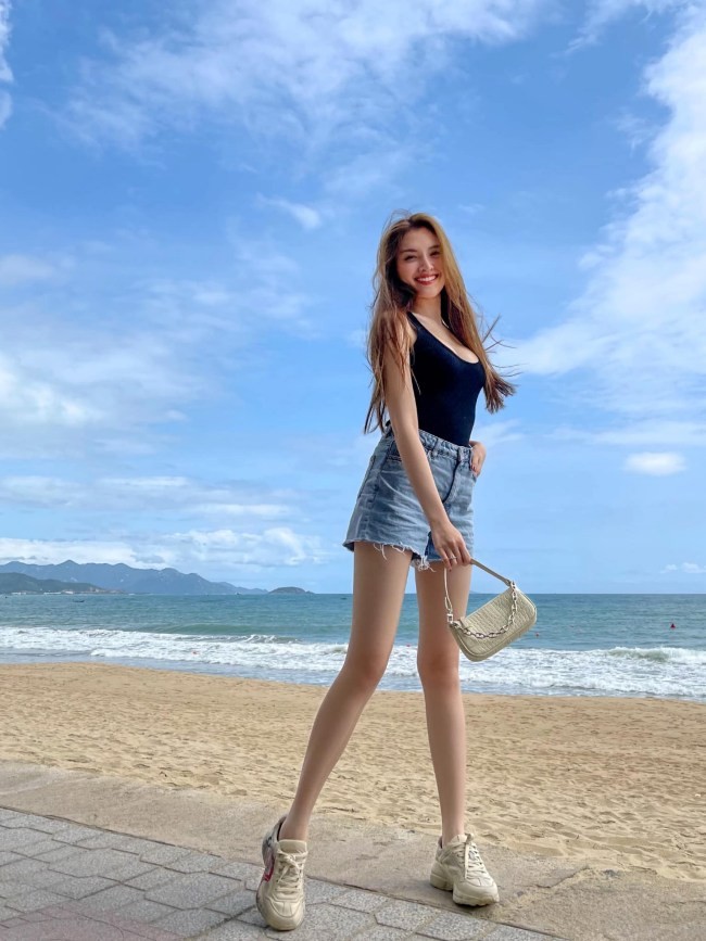 Gu thoi trang goi cam cua MC chan dai 1,1m-Hinh-8