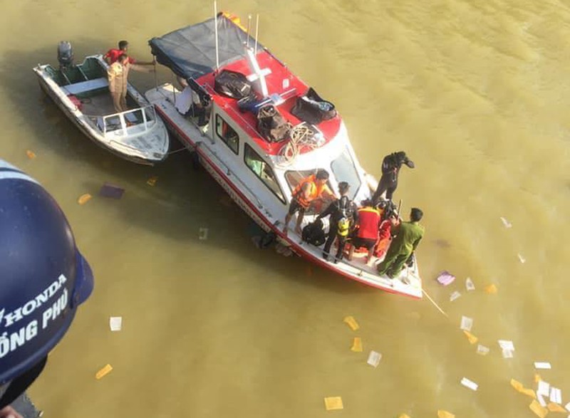 Bo lai doi dep tren cau, nam thanh nien nhay xuong song tu tu