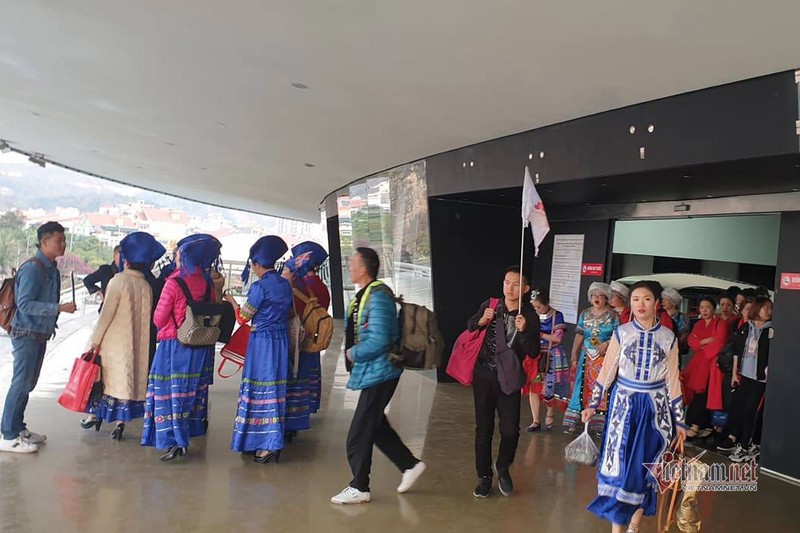 Quang Ninh lenh dung ngay ca mua nhac cua hang tram du khach Trung Quoc-Hinh-2