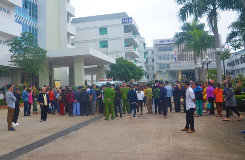 Dua chau be con san phu tu vong bat thuong tai benh vien Cuba ra Ha Noi cuu chua