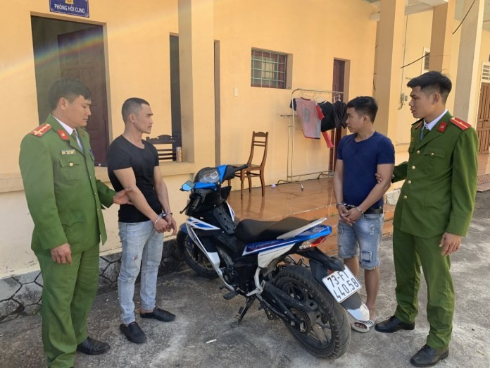 Hen nhan tinh cua vo ra cho vang cuop the ATM di rut tien-Hinh-2