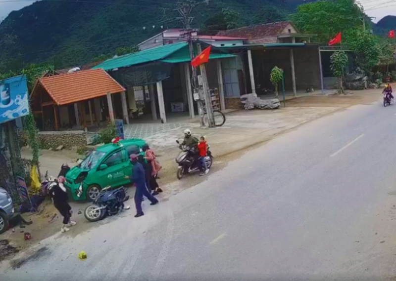 Taxi mat lai tong vao nhom nguoi di chuc Tet, nhieu tre em chan thuong so nao