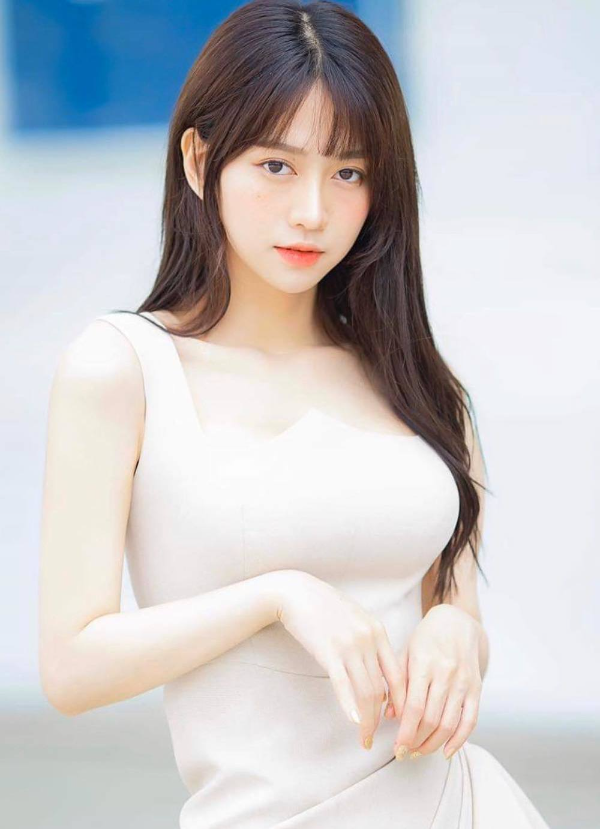 Nhuc mat gu thoi trang khoe nguc khung cua hot girl tiktok Le Bong