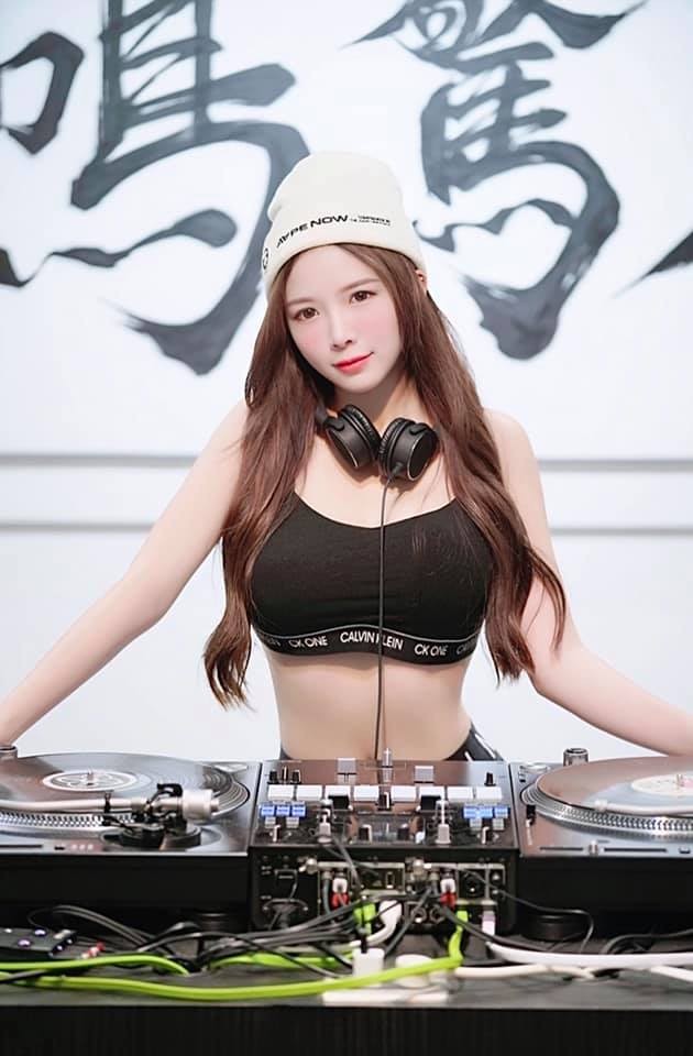 Gu thoi trang tre nai hut mat cua nu DJ nguoi Malaysia nguc khung