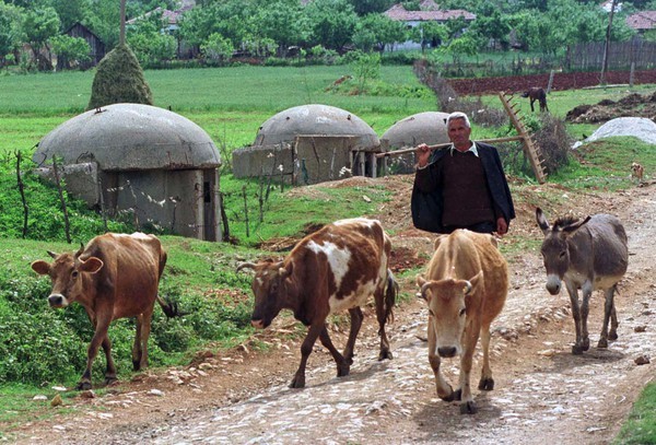 Kham pha Boongke tranh bom hat nhan cua Albania-Hinh-10